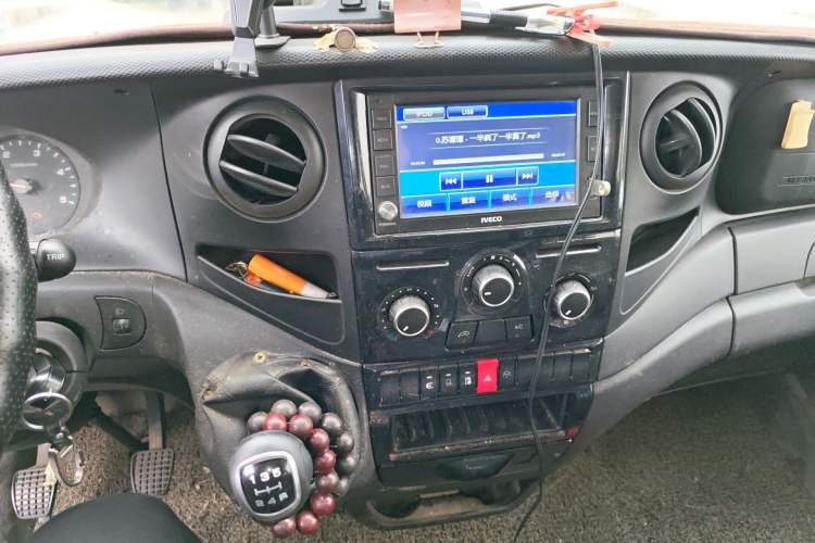 Used Iveco Eurocargo 2018 2.3T Short-Wheelbase Low-Roof Multi-Purpose Van with Side Sliding Door F1A Audio And AC Panel