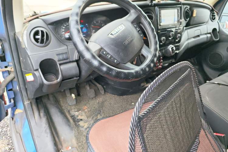 Used Iveco Eurocargo 2018 2.3T Short-Wheelbase Low-Roof Multi-Purpose Van with Side Sliding Door F1A Center Console
