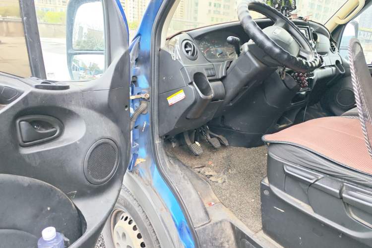 Used Iveco Eurocargo 2018 2.3T Short-Wheelbase Low-Roof Multi-Purpose Van with Side Sliding Door F1A Driver Seat