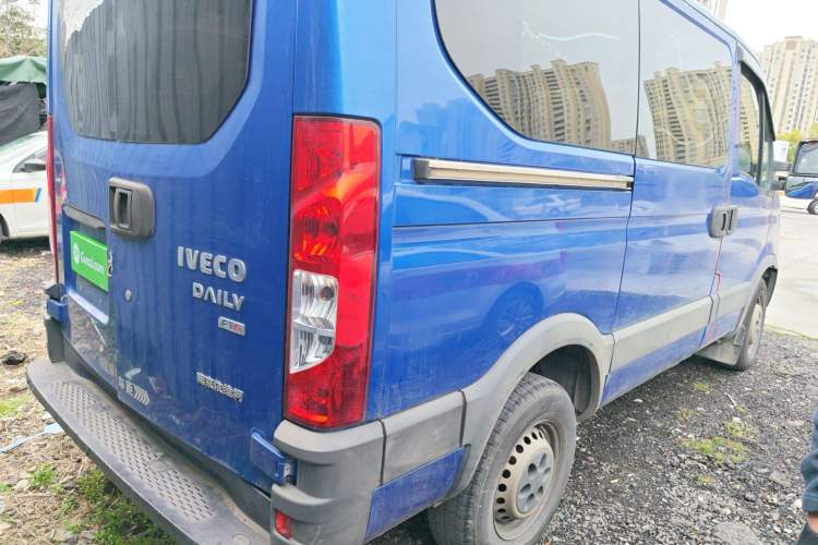 Used Iveco Eurocargo 2018 2.3T Short-Wheelbase Low-Roof Multi-Purpose Van with Side Sliding Door F1A Rear Right 45 Deg