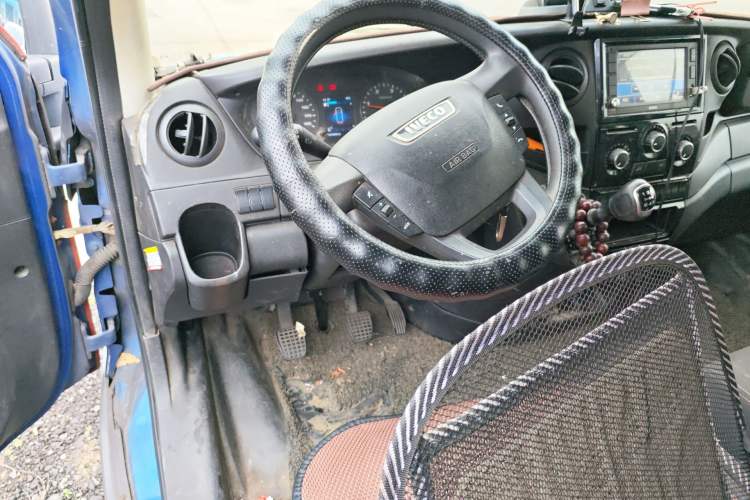 Used Iveco Eurocargo 2018 2.3T Short-Wheelbase Low-Roof Multi-Purpose Van with Side Sliding Door F1A Steering Wheel