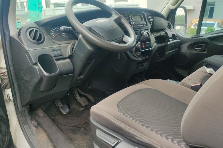 Used Iveco Eurocargo 2018 2.3T Long Wheelbase Short Overhang Multi-Purpose Vehicle with Side Sliding Door F1A Center Console