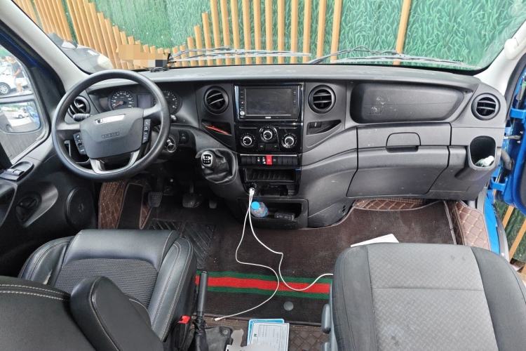 Used Iveco Eurocargo 2018 2.3T Long Wheelbase Short Overhang High-Roof Van F1A Center Console