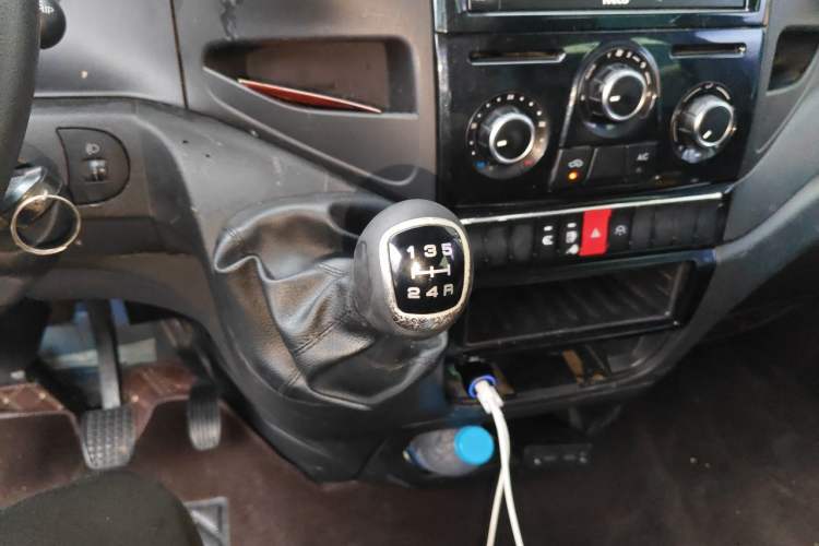 Used Iveco Eurocargo 2018 2.3T Long Wheelbase Short Overhang High-Roof Van F1A Gear Lever