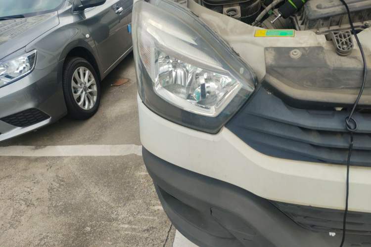 Used Iveco Eurocargo 2018 2.3T Long Wheelbase Short Overhang Multi-Purpose Vehicle with Side Sliding Door F1A Right Front Headlight