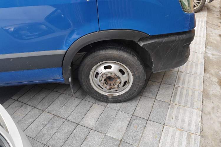 Used Iveco Eurocargo 2018 2.3T Long Wheelbase Short Overhang High-Roof Van F1A Right Front Wheel Hub