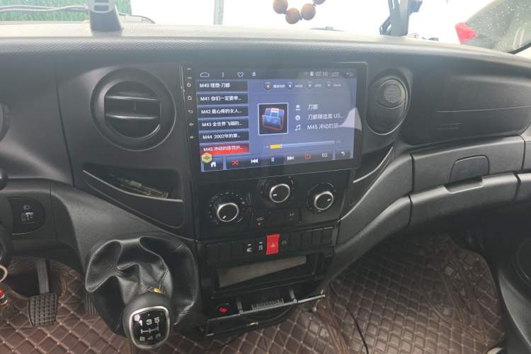 Used Iveco Eurocargo 2018 2.3T Long Wheelbase Short Overhang Multi-Purpose Vehicle with Side Sliding Door F1A Audio And AC Panel