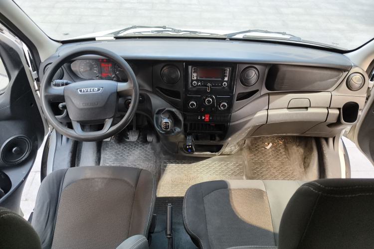 Used Iveco Eurocargo 2018 2.3T Long Wheelbase Short Overhang Multi-Purpose Vehicle with Side Sliding Door F1A Center Console