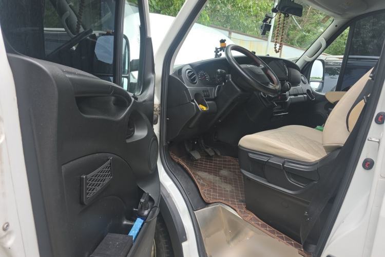 Used Iveco Eurocargo 2018 2.3T Long Wheelbase Short Overhang Multi-Purpose Vehicle with Side Sliding Door F1A Driver Seat