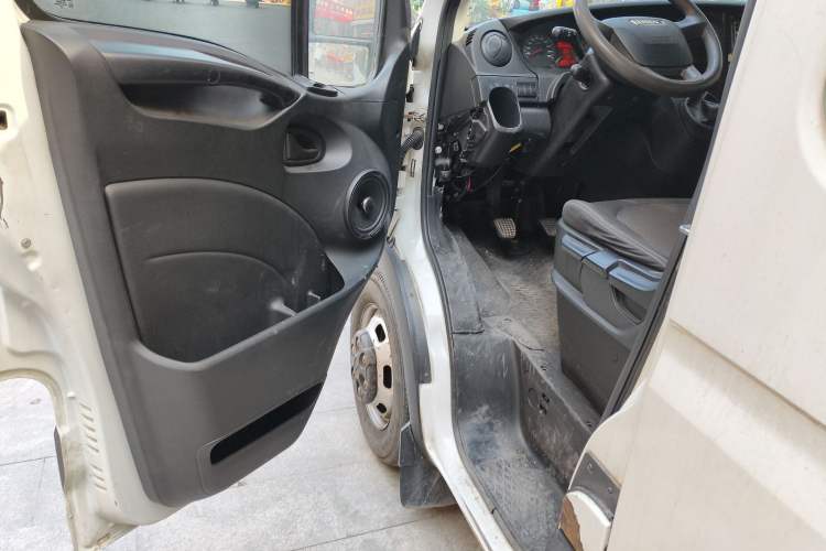 Used Iveco Eurocargo 2018 2.3T Long Wheelbase Short Overhang Multi-Purpose Vehicle with Side Sliding Door F1A Driver Seat