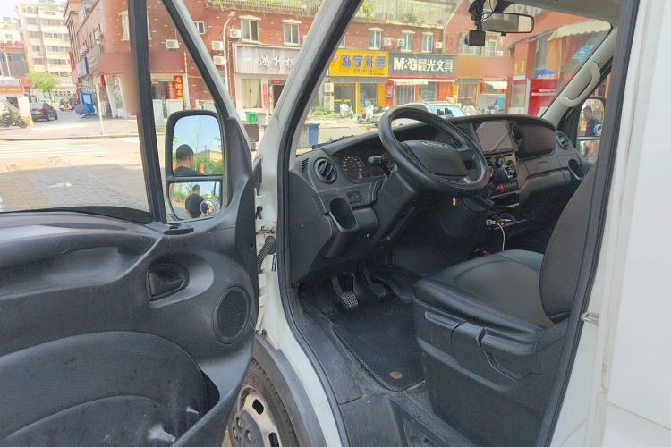 Used Iveco Eurocargo 2018 2.3T Long Wheelbase Short Overhang Multi-Purpose Vehicle with Side Sliding Door F1A Driver Seat