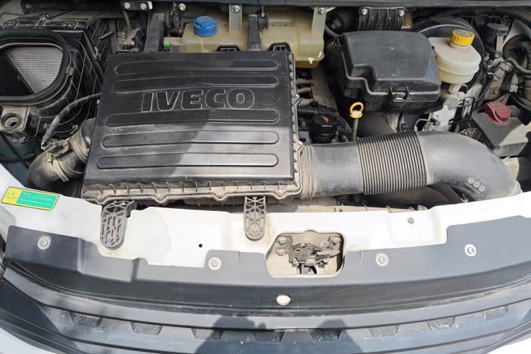 Used Iveco Eurocargo 2018 3.0T Short-Wheelbase Low-Roof Multi-Function Vehicle with Side Sliding Door F1C Engine Bay