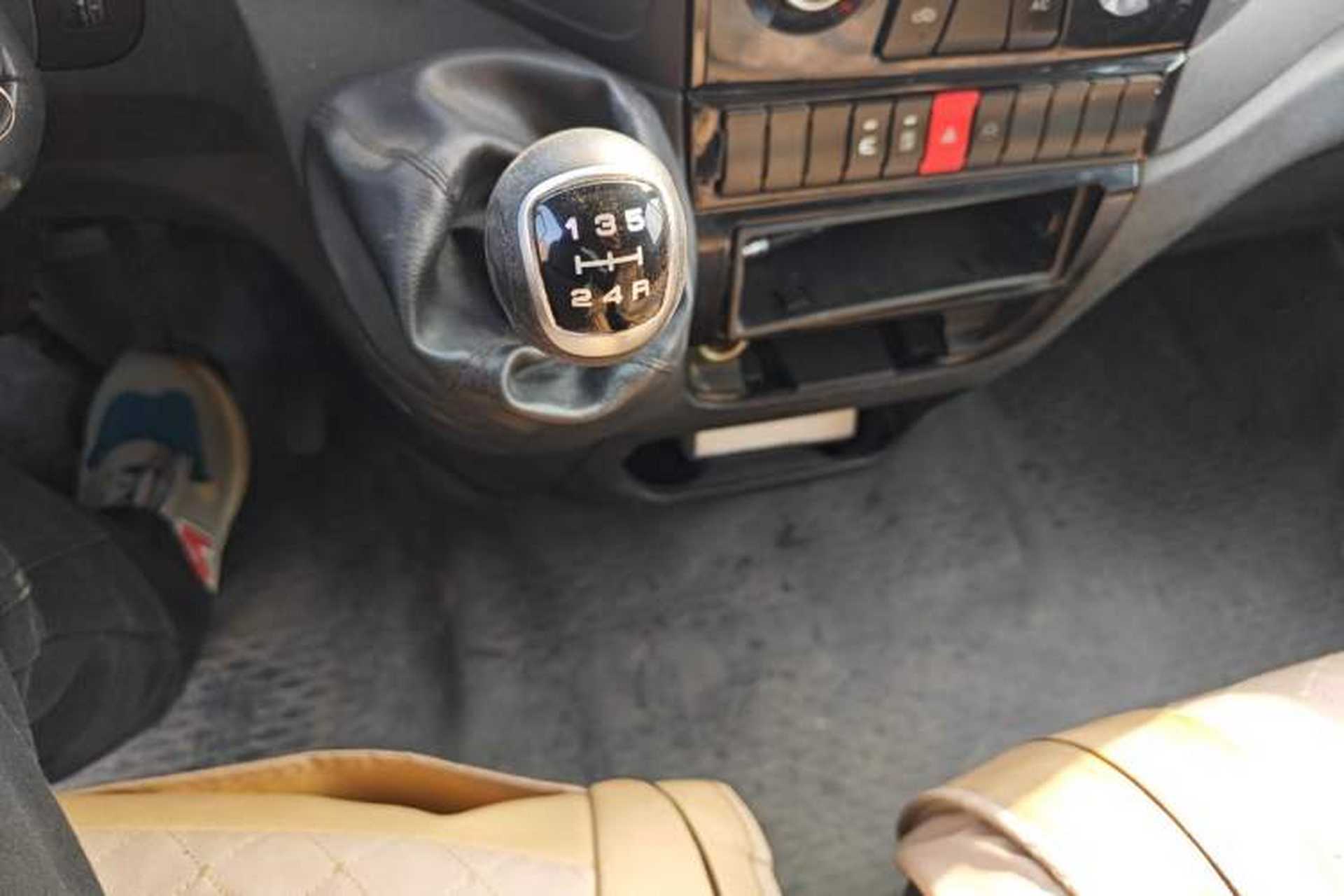 Used Iveco Eurocargo 2018 2.3T Short-Wheelbase Low-Roof Van F1A Gear Lever