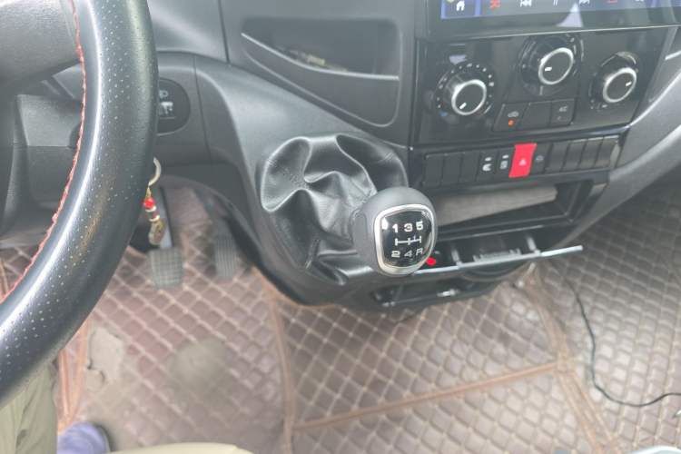Used Iveco Eurocargo 2018 2.3T Long Wheelbase Short Overhang Multi-Purpose Vehicle with Side Sliding Door F1A Gear Lever