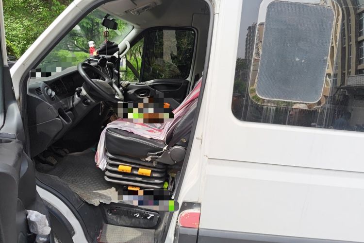 Used Iveco Eurocargo 2018 3.0T Short-Wheelbase Low-Roof Multi-Function Vehicle with Side Sliding Door F1C Left Front Seat