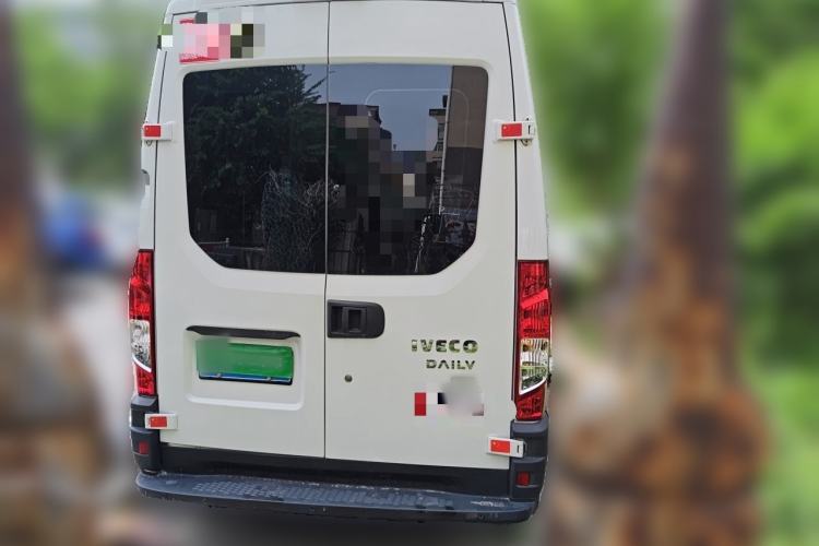Used Iveco Eurocargo 2018 3.0T Short-Wheelbase Low-Roof Multi-Function Vehicle with Side Sliding Door F1C Rear
