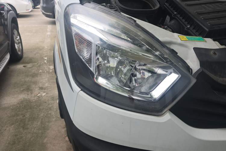 Used Iveco Eurocargo 2018 2.3T Long Wheelbase Short Overhang Multi-Purpose Vehicle with Side Sliding Door F1A Right Front Headlight