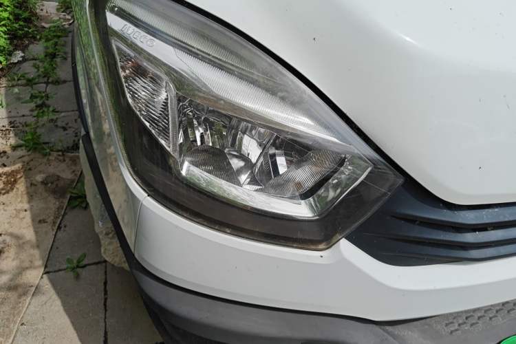 Used Iveco Eurocargo 2018 3.0T Short-Wheelbase Low-Roof Multi-Function Vehicle with Side Sliding Door F1C Right Front Headlight