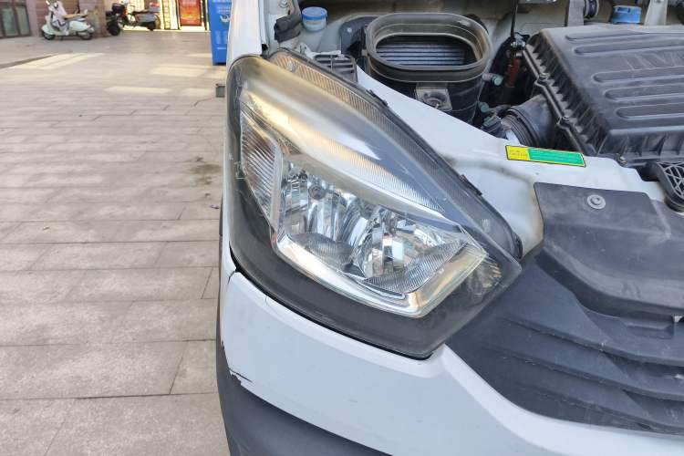 Used Iveco Eurocargo 2018 2.3T Long Wheelbase Short Overhang Multi-Purpose Vehicle with Side Sliding Door F1A Right Front Headlight