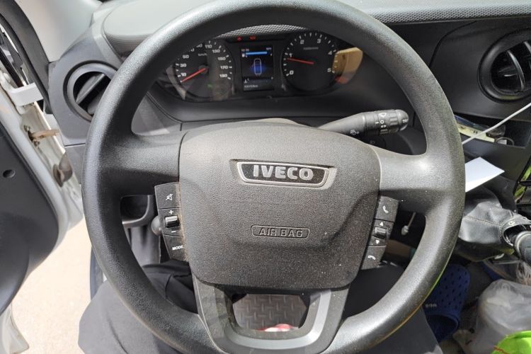 Used Iveco Eurocargo 2018 3.0T Short-Wheelbase Low-Roof Multi-Function Vehicle with Side Sliding Door F1C Steering Wheel