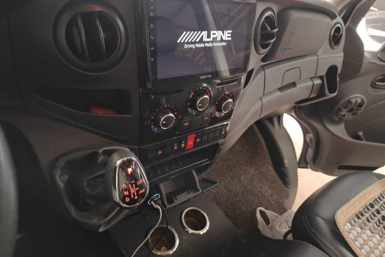 Used Iveco Eurocargo 2020 3.0T Automatic Chao Rui Short Wheelbase High-Roof F1C Audio And AC Panel