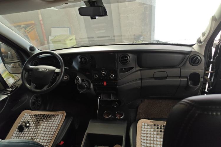 Used Iveco Eurocargo 2020 3.0T Automatic Chao Rui Short Wheelbase High-Roof F1C Center Console