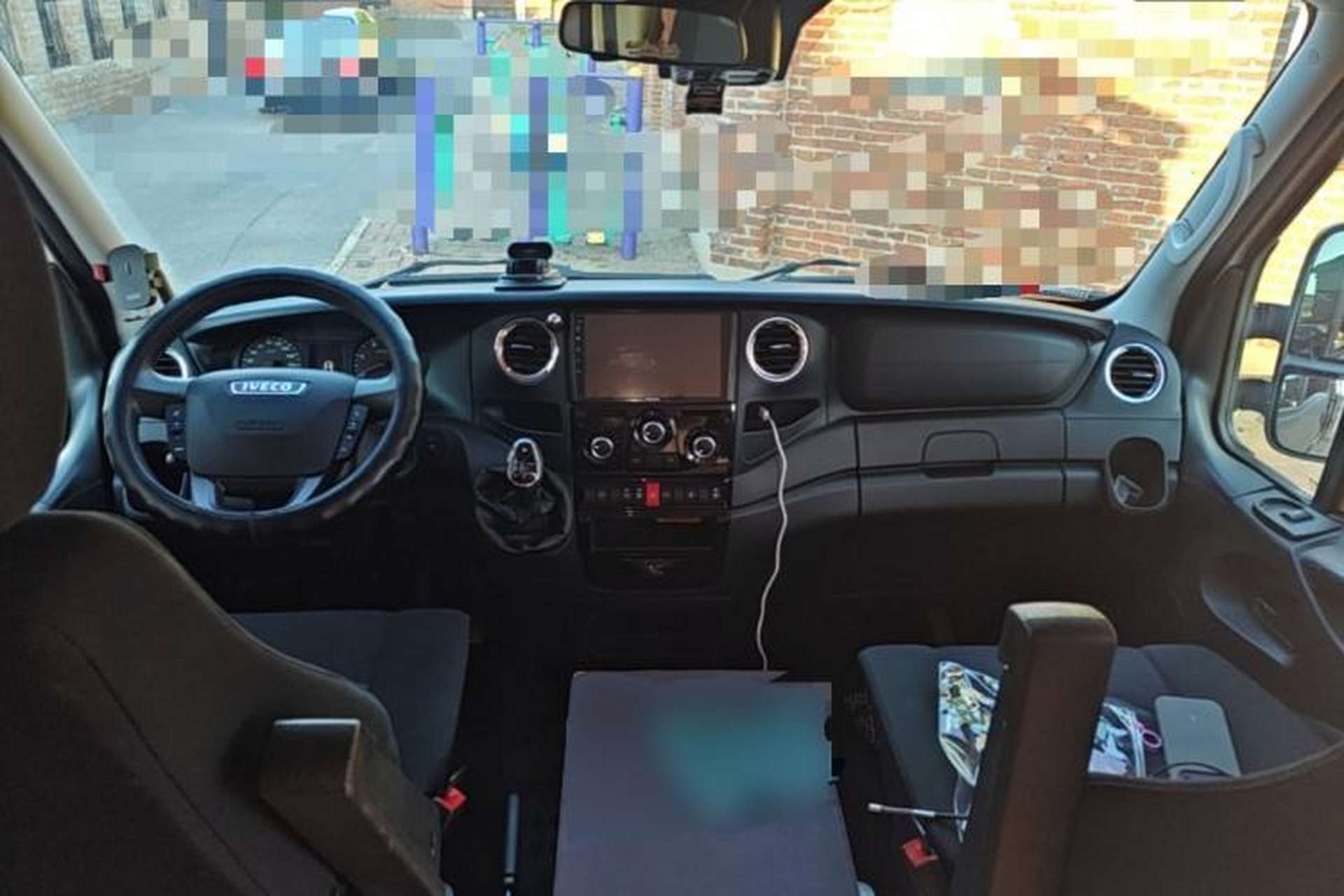 Used Iveco Eurocargo 2020 3.0T Automatic Chaorui Short Wheelbase Low-Roof F1C Center Console