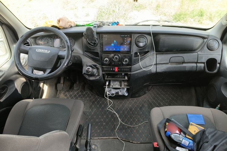 Used Iveco Eurocargo 2020 2.3T Manual Super Rui Long Wheelbase Short Overhang High Roof China VI F1A Center Console