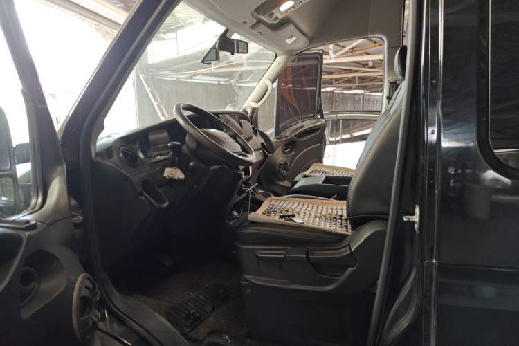 Used Iveco Eurocargo 2020 3.0T Automatic Chao Rui Short Wheelbase High-Roof F1C Driver Seat