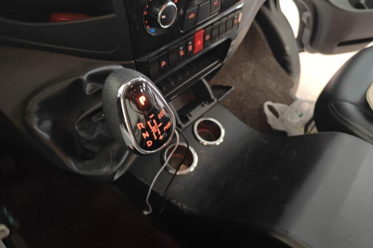 Used Iveco Eurocargo 2020 3.0T Automatic Chao Rui Short Wheelbase High-Roof F1C Gear Lever