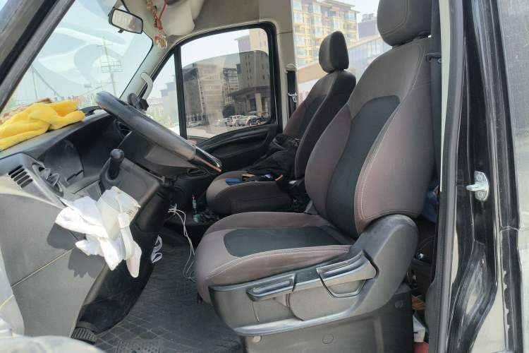 Used Iveco Eurocargo 2020 2.3T Manual Super Rui Long Wheelbase Short Overhang High Roof China VI F1A Left Front Seat