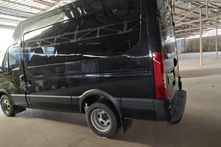 Used Iveco Eurocargo 2020 3.0T Automatic Chao Rui Short Wheelbase High-Roof F1C Rear Left 45 Deg
