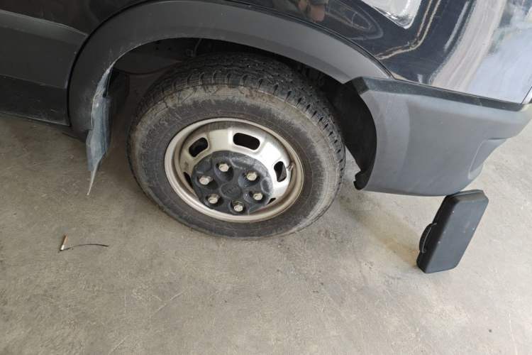 Used Iveco Eurocargo 2020 3.0T Automatic Chao Rui Short Wheelbase High-Roof F1C Right Front Wheel Hub