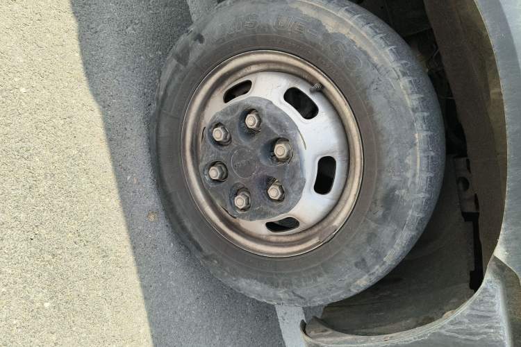 Used Iveco Eurocargo 2020 2.3T Manual Super Rui Long Wheelbase Short Overhang High Roof China VI F1A Right Front Wheel Hub
