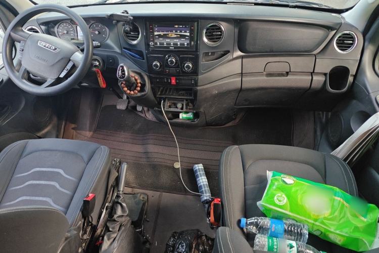 Used Iveco Eurocargo 2020 3.0T Automatic Chao Rui Long Wheelbase Short Overhang High Roof F1C Center Console