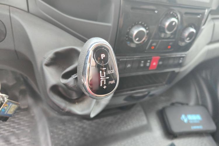 Used Iveco Eurocargo 2020 3.0T Automatic Chao Rui Short Wheelbase High-Roof F1C Gear Lever