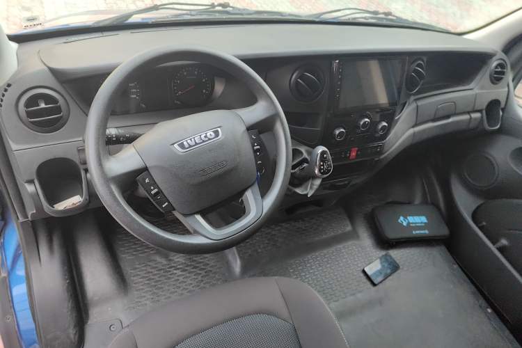 Used Iveco Eurocargo 2020 3.0T Automatic Chao Rui Short Wheelbase High-Roof F1C Interior 2