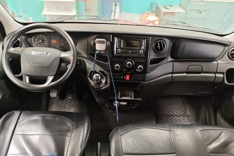 Used Iveco Eurocargo 2020 2.3T Manual Super Rui Short Wheelbase Low-Roof High-Performance F1A Center Console