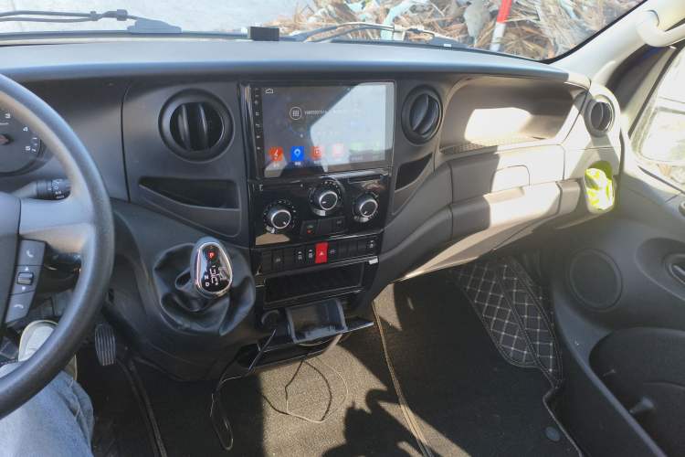 Used Iveco Eurocargo 2020 3.0T Automatic Chao Rui Short Wheelbase High-Roof F1C Audio And AC Panel
