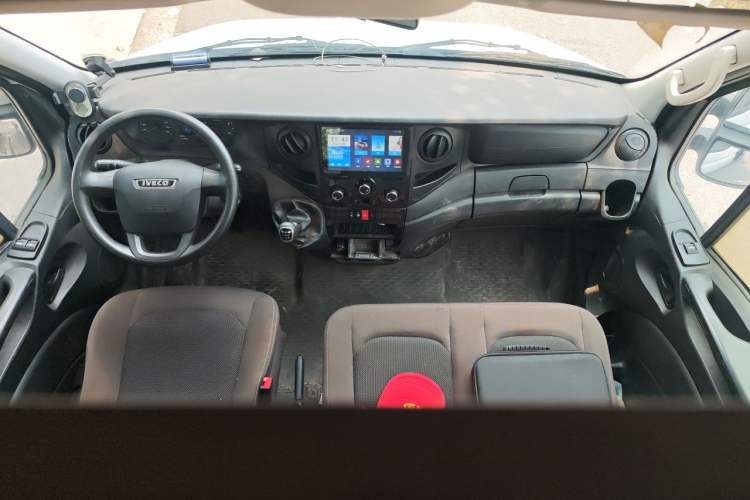 Used Iveco Eurocargo 2020 2.3T Manual Super Rui Long Wheelbase Short Overhang High Roof Low Power F1A Center Console