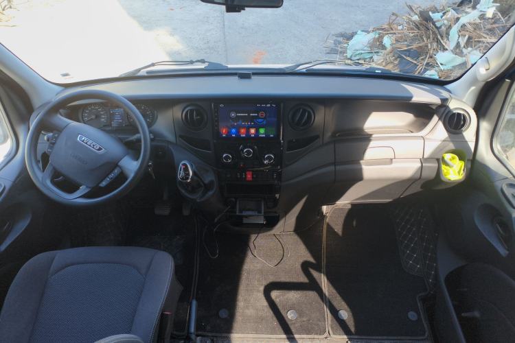 Used Iveco Eurocargo 2020 3.0T Automatic Chao Rui Short Wheelbase High-Roof F1C Center Console