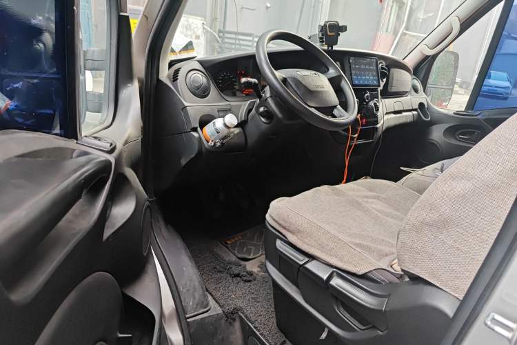 Used Iveco Eurocargo 2020 2.3T Manual Super Rui Short Wheelbase Low-Roof High-Performance F1A Interior 3