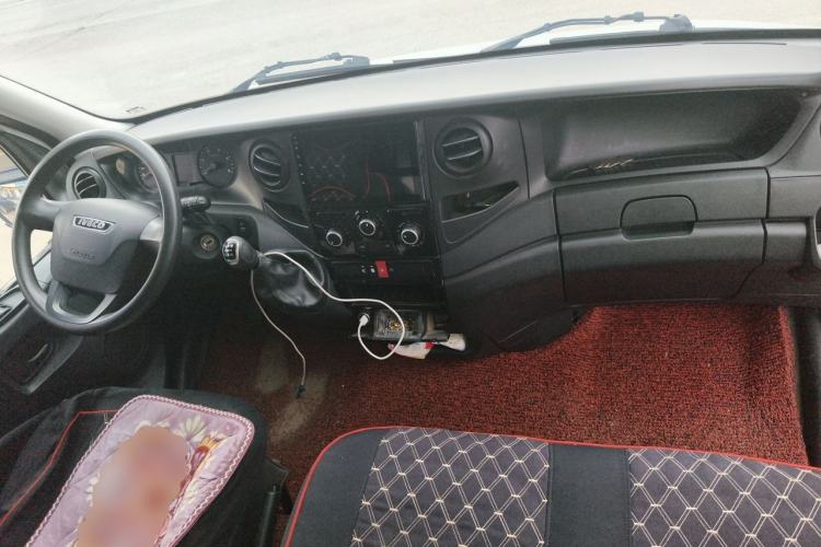 Used Iveco Eurocargo 2020 2.3T Manual - Yunrui Manual Door Long Wheelbase Short Overhang High Roof Enhanced Performance F1A Center Console