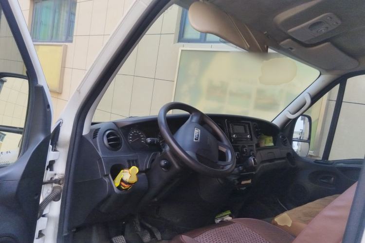 Used Iveco Eurocargo 2020 2.3T Manual - Yunrui Manual Door Short Wheelbase Low Roof Low Power F1A Center Console