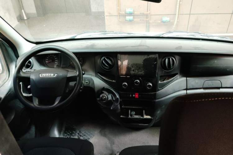 Used Iveco Eurocargo 2020 2.3T Manual - Yunrui Manual Door Short Wheelbase Low Roof Low Power F1A Center Console