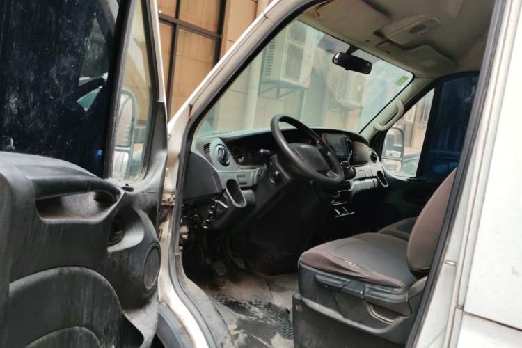 Used Iveco Eurocargo 2020 2.3T Manual - Yunrui Manual Door Short Wheelbase Low Roof Low Power F1A Driver Seat