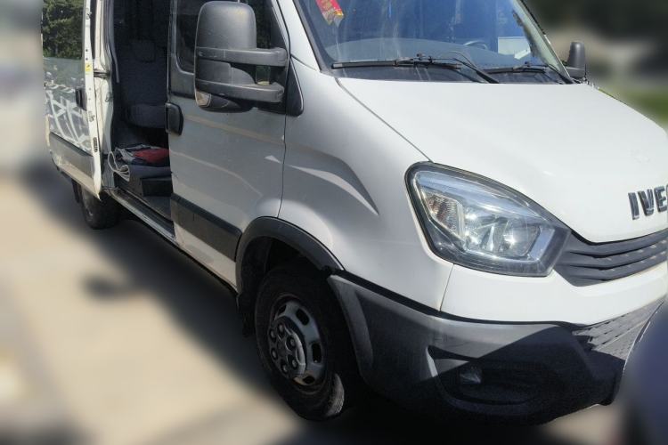 Used Iveco Eurocargo 2020 2.3T Manual Super Rui Long Wheelbase Short Overhang High Roof China VI F1A Front Right 45 Deg