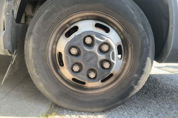 Used Iveco Eurocargo 2020 2.3T Manual Super Rui Long Wheelbase Short Overhang High Roof China VI F1A Right Front Wheel Hub