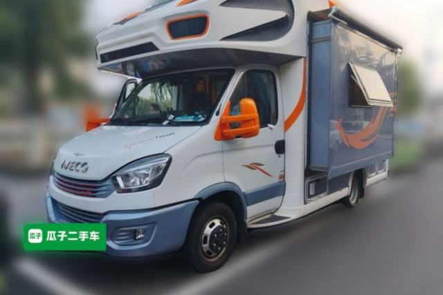 Ojetý Iveco Eurocargo Nanjing Iveco Ousheng, with Jinghang RV body, Jinhang 593-4 dual‑expansion model, 3.0T diesel, automatic transmission.