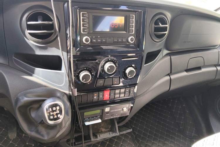 Used Iveco Eurocargo 2021 2.0T Manual Super Rui Long Wheelbase Short Overhang High Roof Side-Sliding Door F1A Audio And AC Panel